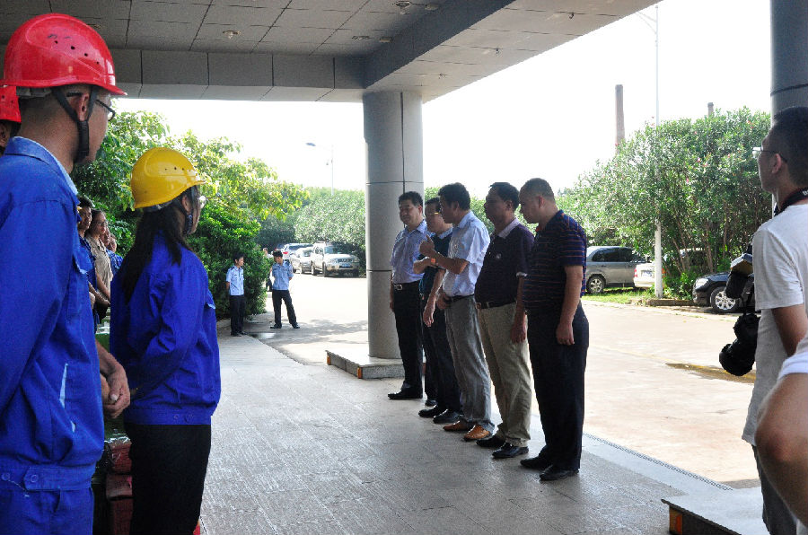 工會(huì)慰問送清涼，甘甜爽口暖心田