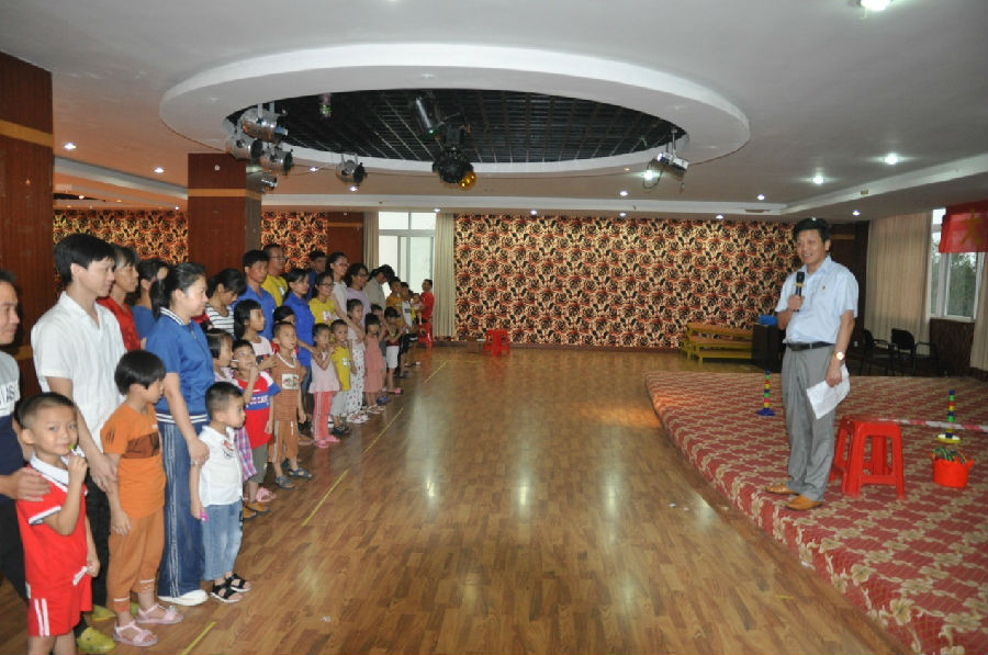 大手牽小手，攜手銀億向前走